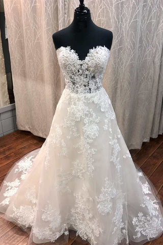 Trägerloses A-Linien-Brautkleid aus weißem Tüll mit floraler Spitze