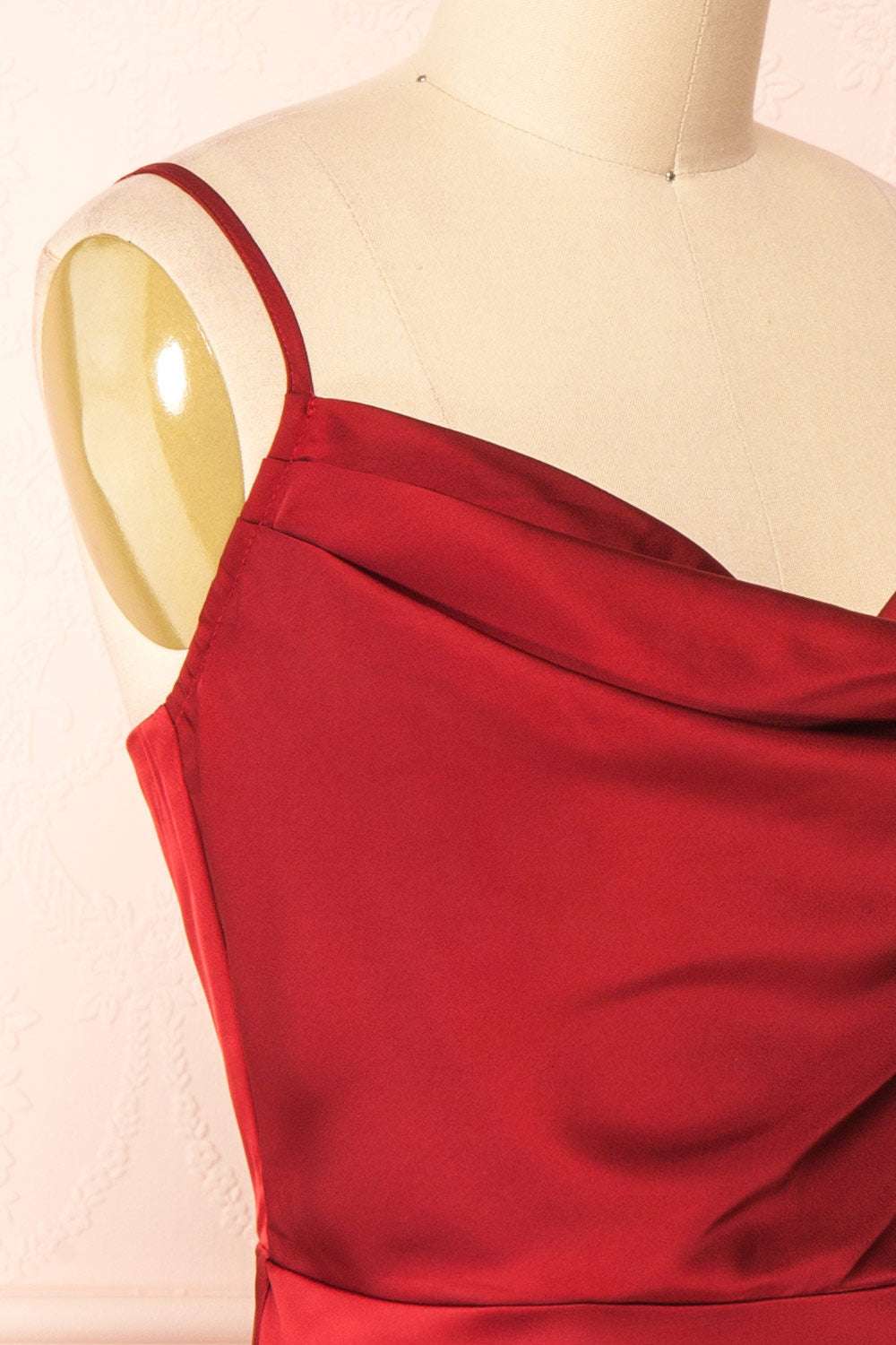 Rotes, kurzes A-Linien-Partykleid mit Wasserfallausschnitt