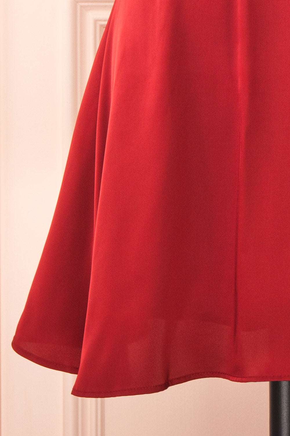 Rotes, kurzes A-Linien-Partykleid mit Wasserfallausschnitt