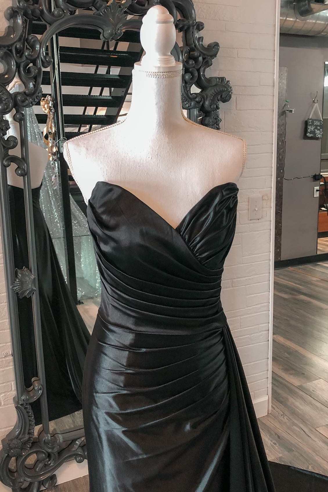 Schwarzes, trägerloses, langes Abendkleid im Meerjungfrau-Stil mit angehängter Schleppe