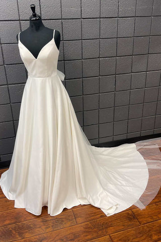 Weißes langes Brautkleid mit V-Ausschnitt und Schleife am Rücken