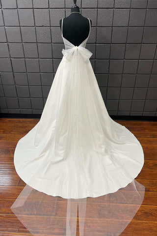 Weißes langes Brautkleid mit V-Ausschnitt und Schleife am Rücken
