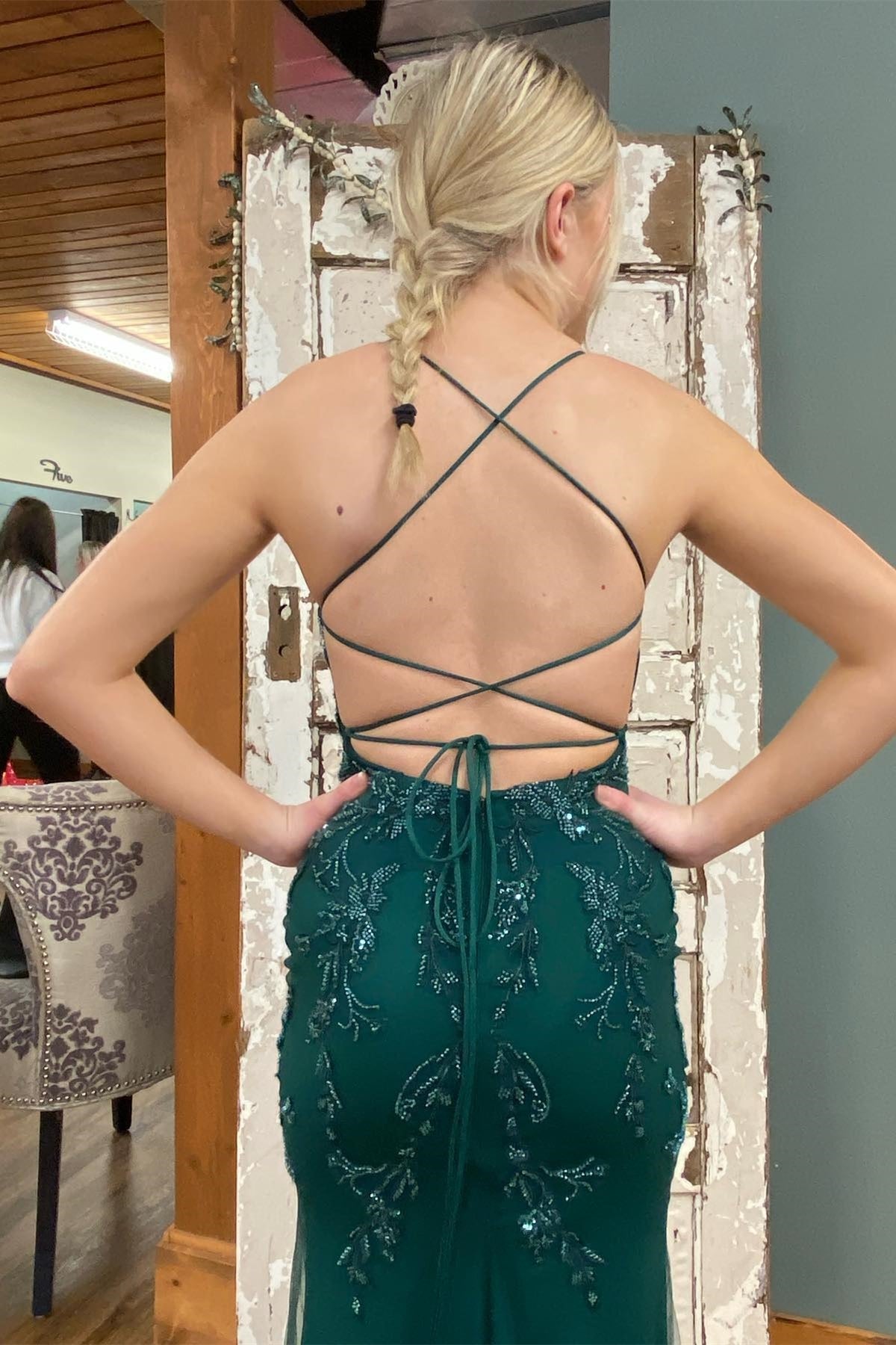 Langes Abendkleid im Meerjungfrau-Stil mit Spaghettiträgern und Schnürung am Rücken in Jägergrün