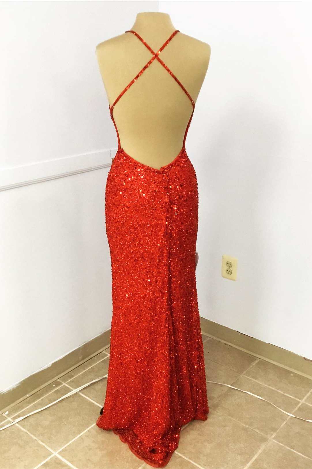 Langes formelles Abendkleid mit roter Pailletten-Empire-Taille und überkreuztem Rücken