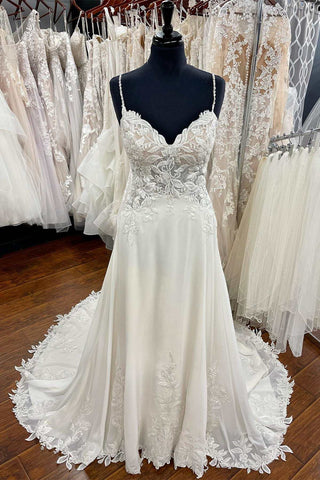 Weißes Brautkleid in A-Linie mit Spaghettiträgern und floraler Spitze