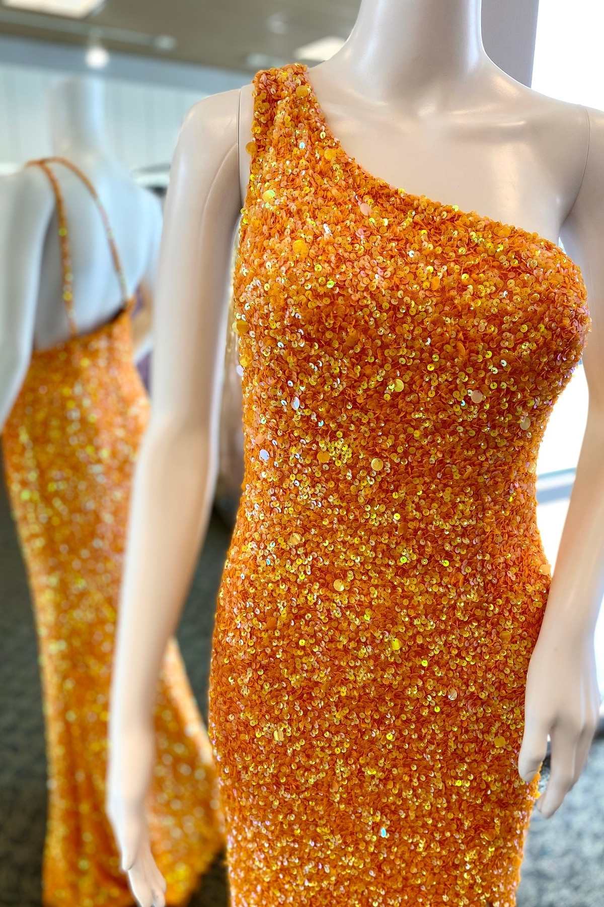 Orangefarbenes One-Shoulder-Meerjungfrau-Abschlussballkleid mit Pailletten