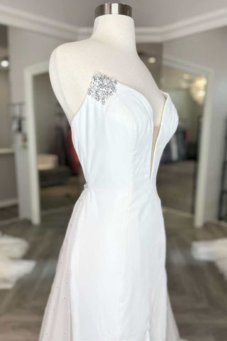 Weißes, trägerloses, formelles Kleid in A-Linie mit Perlen und angehängter Schleppe