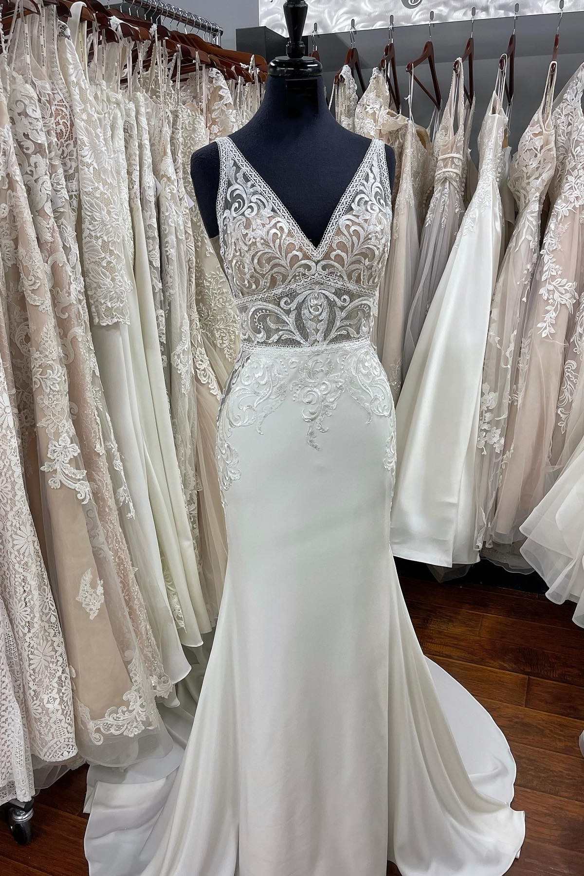 Langes Brautkleid im Meerjungfrau-Stil mit weißer Spitze und V-Ausschnitt