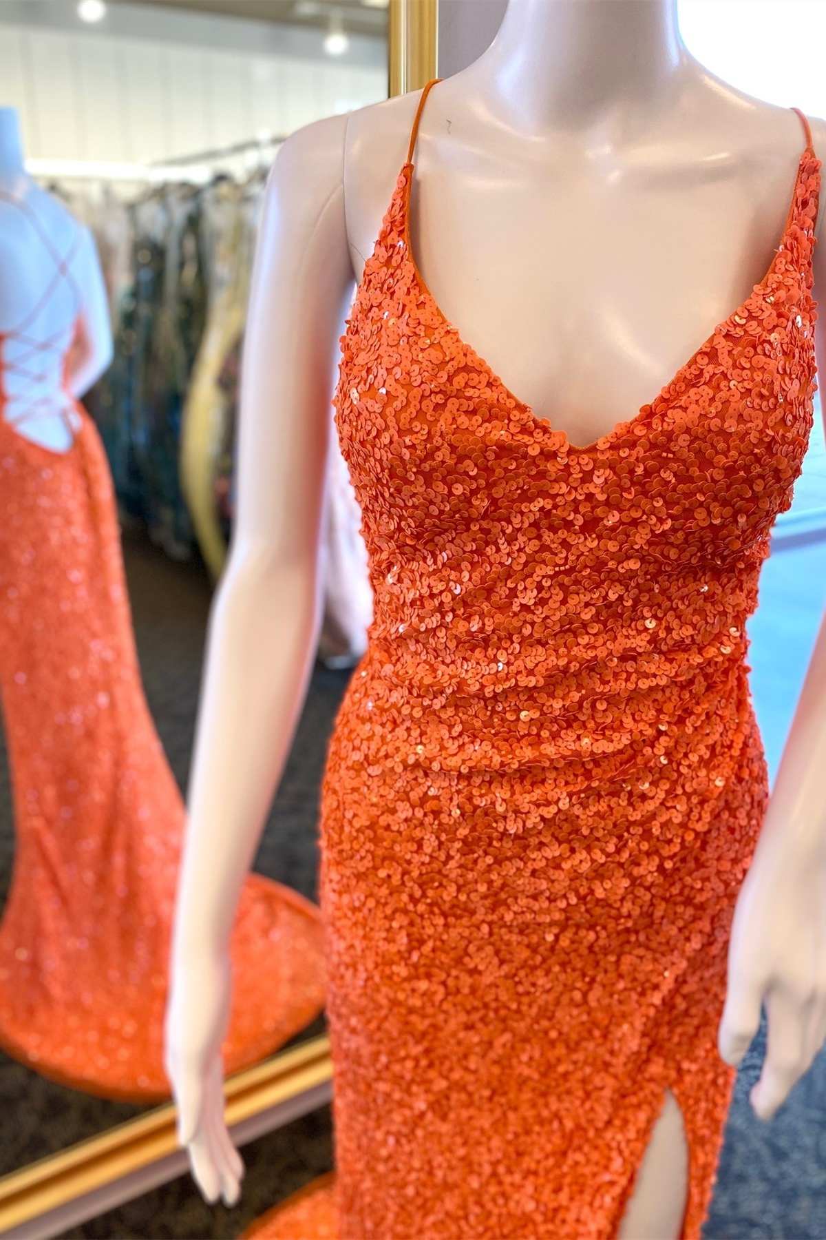Langes formelles Kleid mit Pailletten in Orange, V-Ausschnitt, Schnürung am Rücken und Schlitz