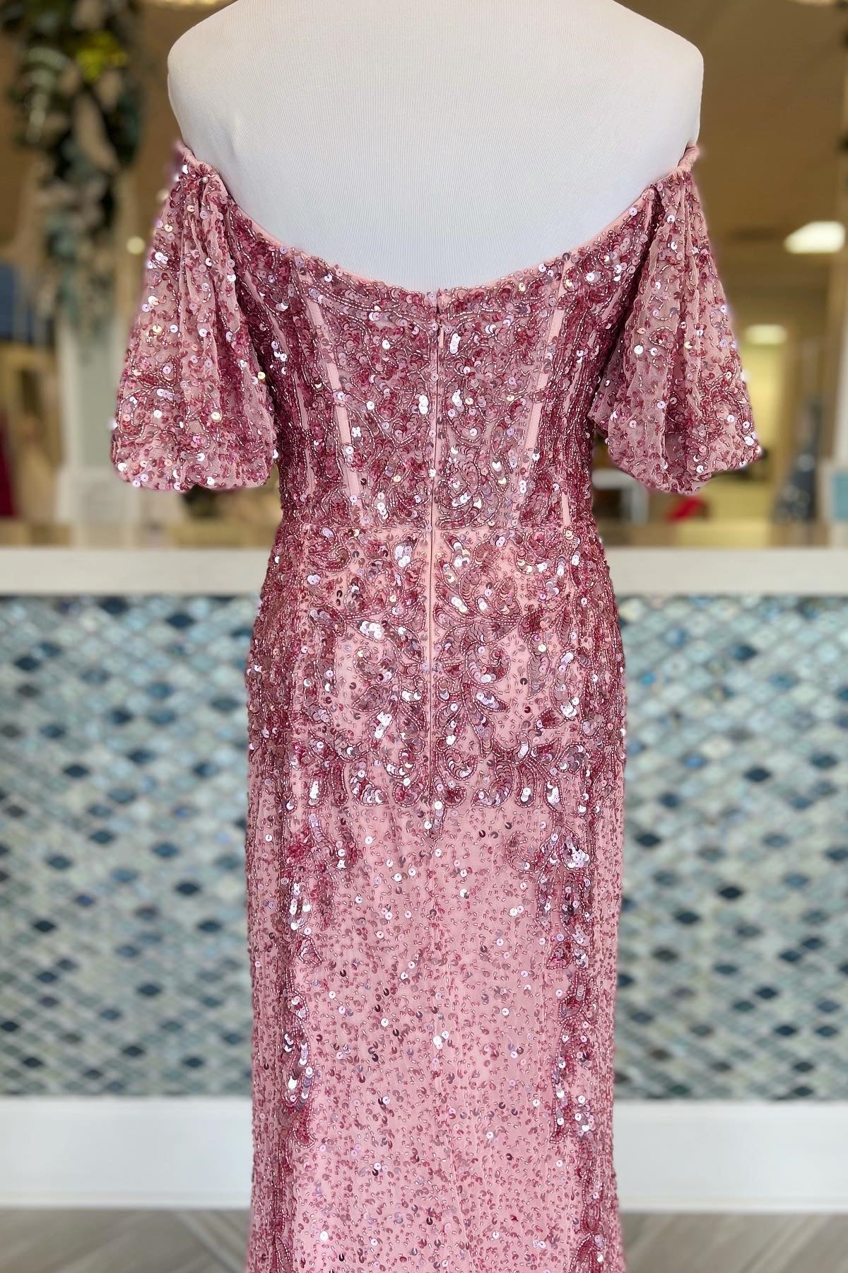 Rosa Meerjungfrau-Abendkleid mit schulterfreien Ärmeln, Pailletten und Schlitz