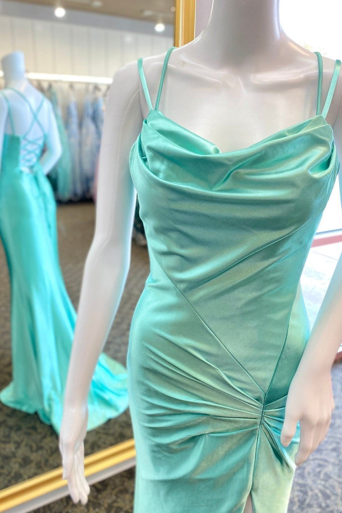 Mintgrünes langes formelles Kleid mit Wasserfallausschnitt, Schnürung und Schlitz im Meerjungfrau-Stil
