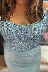 Hellblaues, schulterfreies Meerjungfrau-Abschlussballkleid mit Feder-Strasssteinen und Schlitz