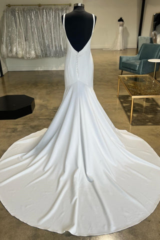 Elegantes, weißes, langes Trompeten-Brautkleid mit tiefem V-Ausschnitt und offenem Rücken