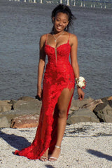 Langes Ballkleid mit Pailletten, Spitze, Spaghettiträgern und Schlitz